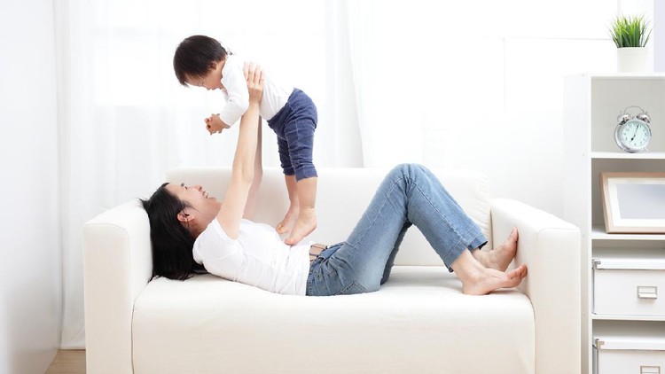 ibu dan anak Mother with baby at home, asian family