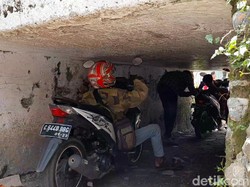 Sakti Bener! Terowongan Ini Bikin Pemotor Sampai Kayang
