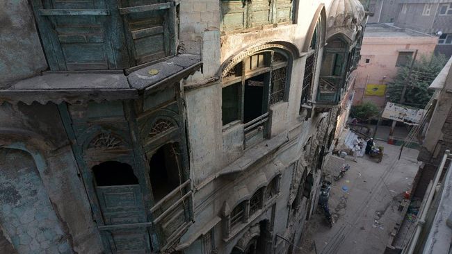 Pemerintah Kota Peshawar, Pakistan berencana memugar bangunan yang pernah menjadi kediaman dari dua bintang terkenal Bollywood.