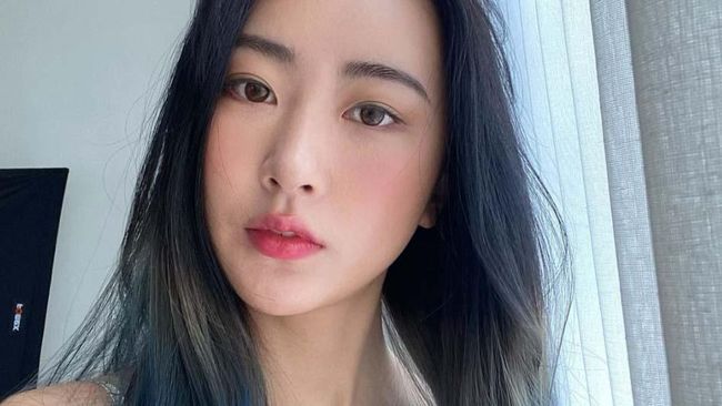 Park Subin member Dal Shabet atau yang kini dikenal sebagai DALsoobin mobil saat hendak syuting, Selasa (17/11).