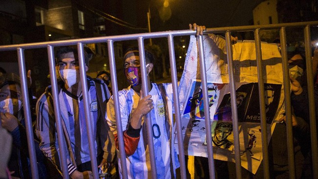 Sebuah video yang menggambarkan seorang fans wanita gagal memeluk Lionel Messi pada pertandingan Argentina vs UEA viral di media sosial.