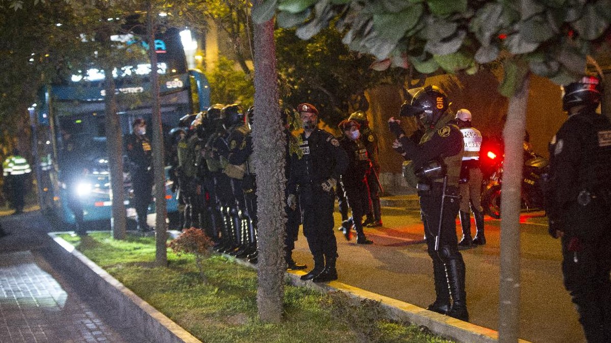 FOTO: Peru Krisis, Hotel Messi Dijaga Ketat