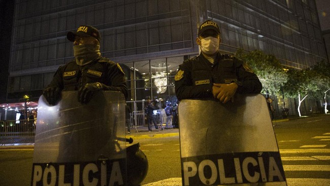 FOTO: Peru Krisis, Hotel Messi Dijaga Ketat