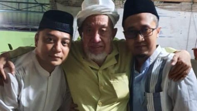 Cawali Surabaya Eri Cahyadi melakukan silaturahmi menemui pengasuh Pondok Pesantren Nurul Cholil Bangkalan, Kiai Zubair, pada Selasa pagi (17/11).