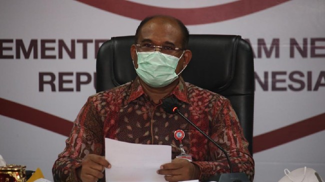 Mendagri Tito Karnavian melantik Dirjen Bina Administrasi Kewilayahan yang juga Wakil Ketua Satgas Covid-19, Safrizal sebagai Penjabat (Pj.) Gubernur Kalsel.