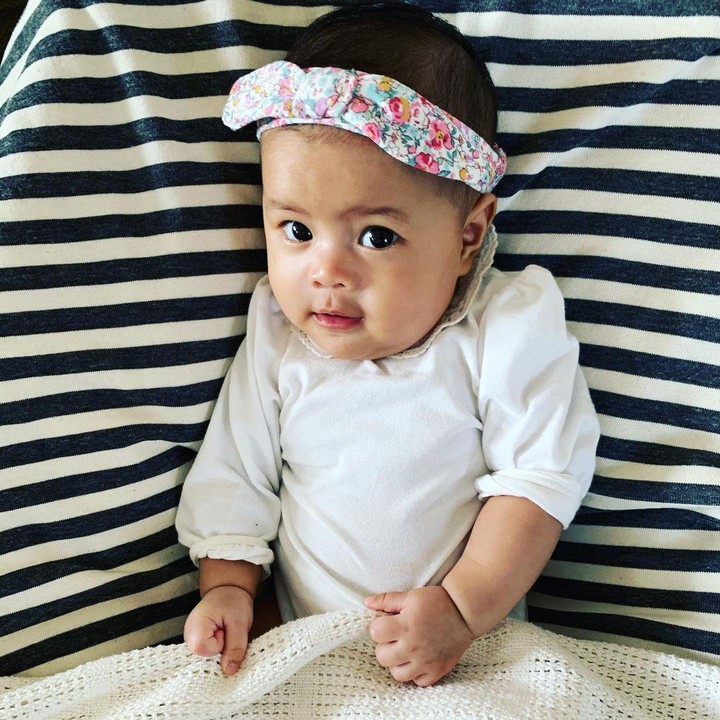 <p>Sejak usia 4 bulan saja Salima sudah bisa berpose di depan kamera nih, Bunda. (Foto: Instagram @salimaputritama)</p>