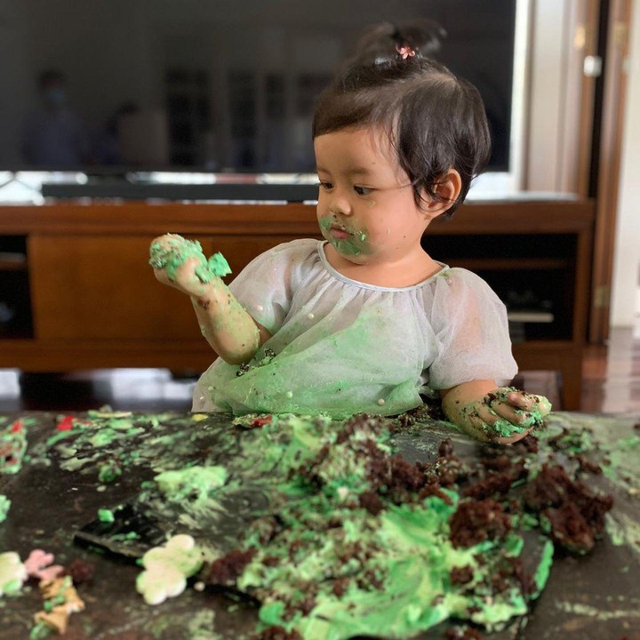 <p>Namanya anak-anak, Salima malah memainkan kue ulang tahun pertamanya, Bunda. (Foto: Instagram @salimaputritama)</p>