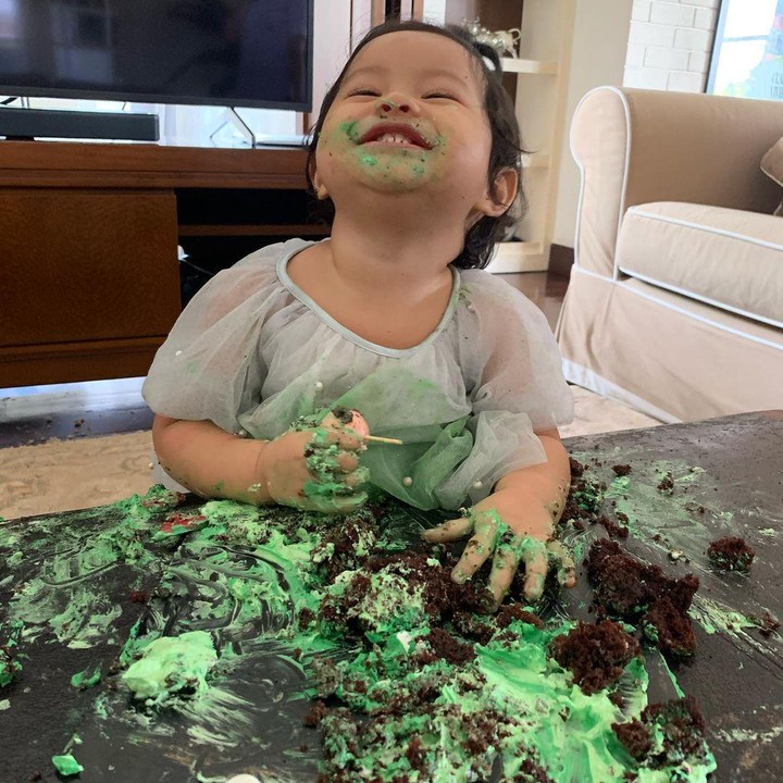 <p>Ia terlihat sangat senang memegang dan mengacak-acak kue ulang tahunnya dengan krim berwarna hijau itu. (Foto: Instagram @salimaputritama)</p>