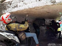 Terowongan Super Pendek yang Paksa Pemotor Kayang hingga Rebahan