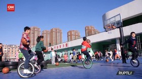 VIDEO: Melihat Aksi Unik Bermain Basket Sambil Bersepeda