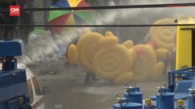 VIDEO: Pedemo Thailand Halau Meriam Air Pakai Pelampung Bebek