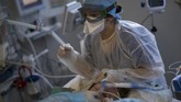 FOTO: 24 Jam di ICU saat Gelombang II Corona Prancis Gelombang kedua virus corona di Prancis menjadi mimpi buruk bagi tim medis. Lonjakan kasus baru Covid-19 di Prancis terus terjadi sejak September lalu.