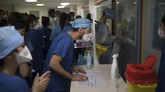 FOTO: 24 Jam di ICU saat Gelombang II Corona Prancis Gelombang kedua virus corona di Prancis menjadi mimpi buruk bagi tim medis. Lonjakan kasus baru Covid-19 di Prancis terus terjadi sejak September lalu.