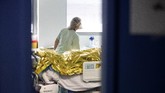FOTO: 24 Jam di ICU saat Gelombang II Corona Prancis Gelombang kedua virus corona di Prancis menjadi mimpi buruk bagi tim medis. Lonjakan kasus baru Covid-19 di Prancis terus terjadi sejak September lalu.