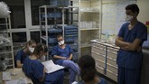 FOTO: 24 Jam di ICU saat Gelombang II Corona Prancis Gelombang kedua virus corona di Prancis menjadi mimpi buruk bagi tim medis. Lonjakan kasus baru Covid-19 di Prancis terus terjadi sejak September lalu.