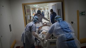 FOTO: 24 Jam di ICU saat Gelombang II Corona Prancis