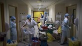 FOTO: 24 Jam di ICU saat Gelombang II Corona Prancis Gelombang kedua virus corona di Prancis menjadi mimpi buruk bagi tim medis. Lonjakan kasus baru Covid-19 di Prancis terus terjadi sejak September lalu.