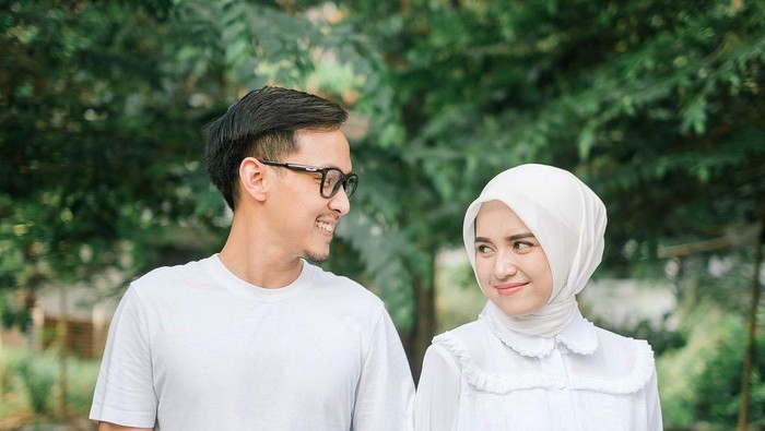 8 Potret Kemesraan Psikolog Cantik Analisa Widyaningrum dan Suami, Bikin Baper!