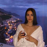 Seksinya Pacar Scott Disick Saat Nikmati Fast Food hingga Wine