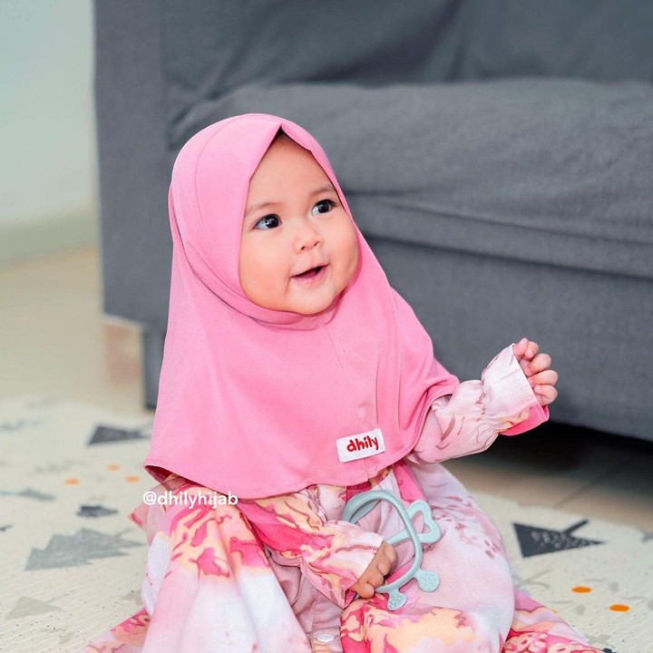 <p>Kalau pakai jilbab begini, Sada sudah mirip Mama Fitrop belum nih? (Foto: Instagram @fitrop)</p>