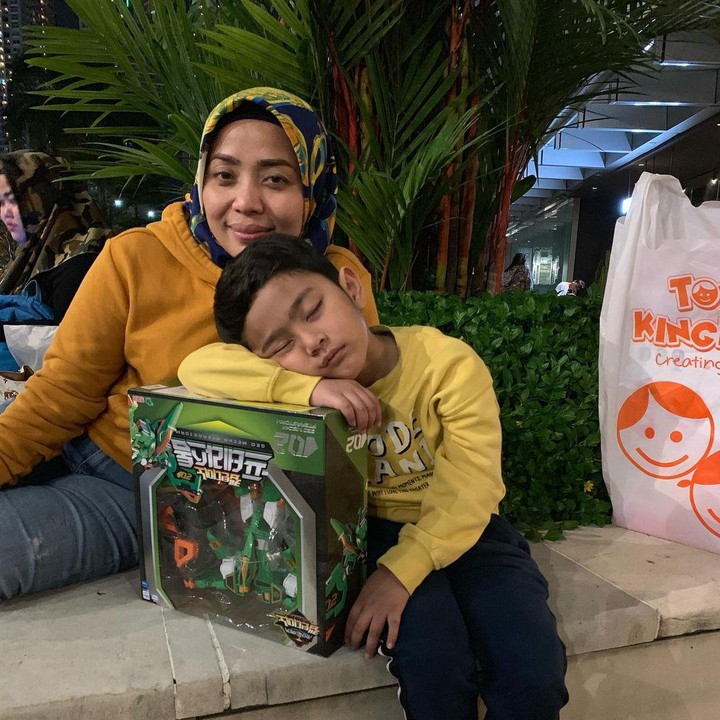 <p>Si kecil Falhan sering mendapat pujian dari netizen karena wajahnya yang menggemaskan nih, Bunda. (Foto: Instagram @fadelislami_)</p>