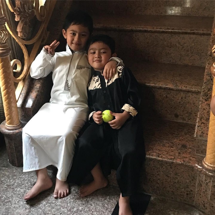 <p>Beberapa netizen juga mengatakan bahwa anak pedangdut Nassar ini sudah tampan sejak kecil. (Foto: Instagram @muzdalifah999)</p>