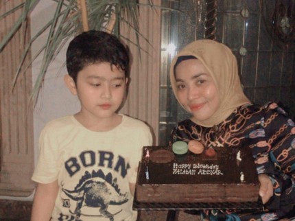 7 Potret Menggemaskan Falhan, Anak Nassar & Muzdalifah yang Ganteng