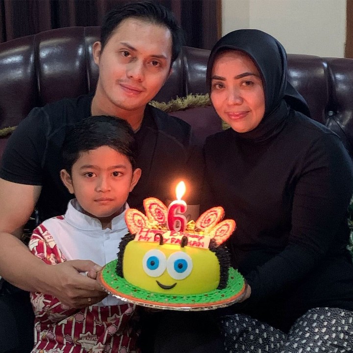 7 Potret Menggemaskan Falhan, Anak Nassar & Muzdalifah yang Ganteng