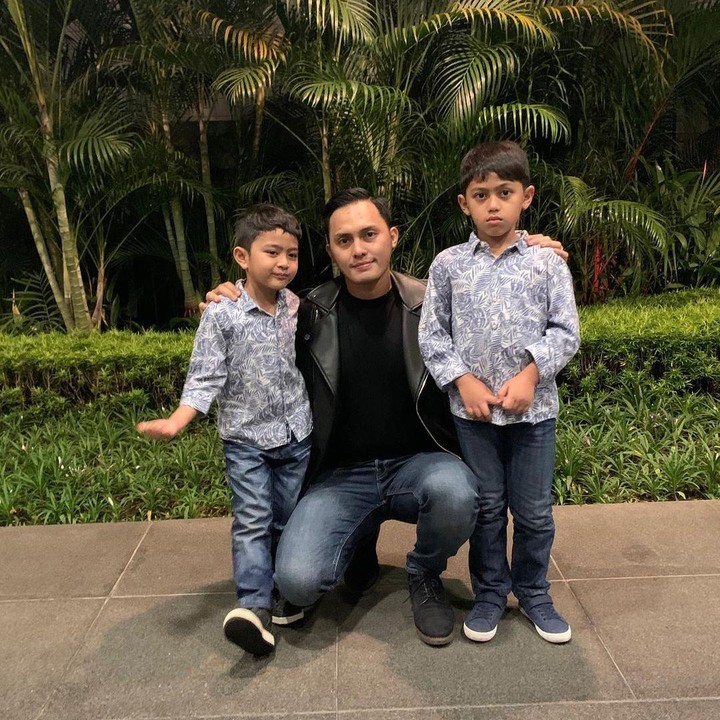 <p>Hubungan Falhan dengan ayah sambungnya ini sangat dekat lho. (Foto: Instagram @muzdalifah999)</p>