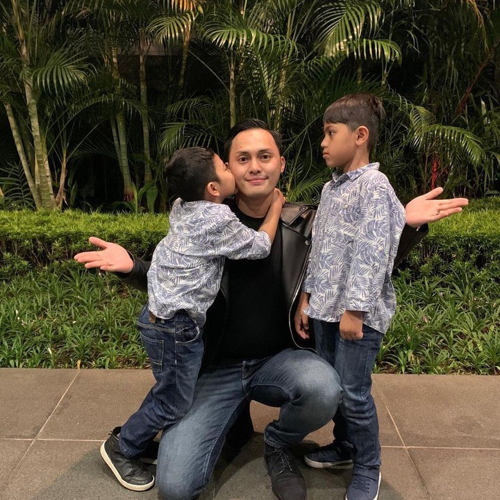 <p>Tak jarang, Falhan berfoto sambil memeluk dan mencium ayah sambungnya itu. (Foto: Instagram @muzdalifah999)</p>