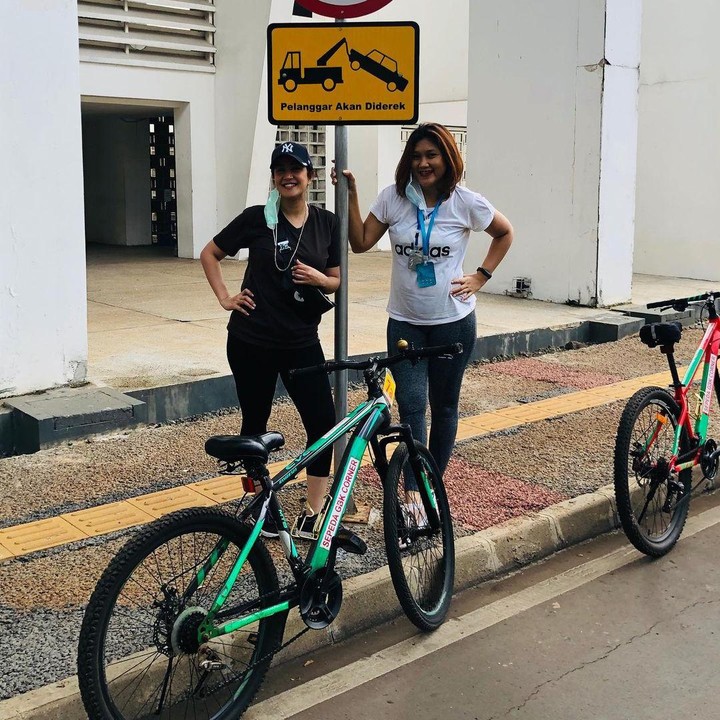 <p>Belakangan, Andi Soraya memiliki hobi baru, yakni bersepeda bersama teman-temannya. (Foto: Instagram @andisorayabeatrix)</p>