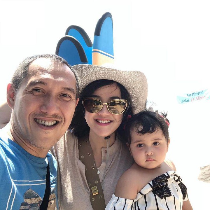 <p>Di waktu senggangnya, ibu tiga anak ini selalu menyempatkan diri jalan-jalan bersama keluarga. (Foto: Instagram @andisorayabeatrix)</p>