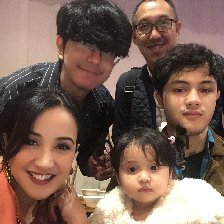 <p>Potret manis Andi Soraya bersama sang suami dan ketiga buah hatinya saat makan bersama. Seperti diketahui, Andi memiliki dua orang anak dari pernikahan sebelumnya. (Foto: Instagram @andisorayabeatrix)</p>