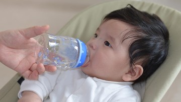 BAHAYA BAYI BARU LAHIR MINUM AIR PUTIH