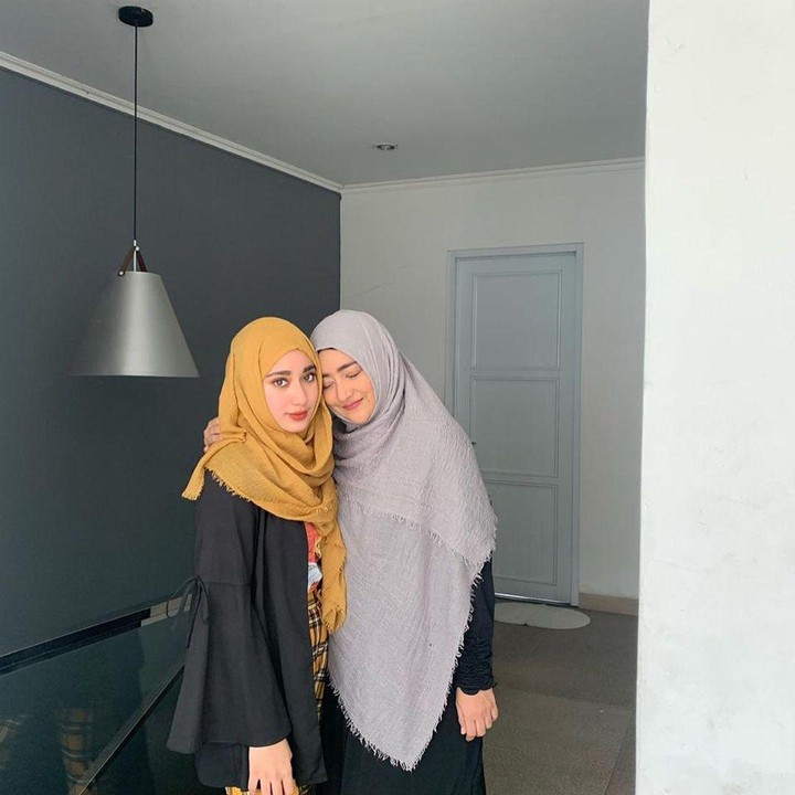 <p>2. Cindy tampak mewariskan kecantikannya kepada Syaira, Bunda. Bahkan keduanya terlihat bak pinang dibelah dua, ya? (Foto: Instagram @cindyfatikasari18)</p>