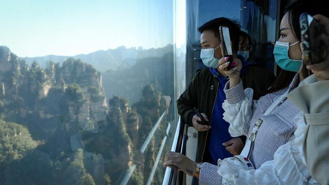 China punya lift luar ruangan tertinggi di dunia, tepatnya di Taman Hutan Zhangjiajie, yang pemandangannya mirip Hutan Pandora dalam film Avatar.