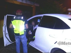 Sejoli Digerebek Tepergok Mesum di Mobil pada Malam Tahun Baru