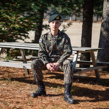 Foto Terbaru D.O EXO & Sungjae BTOB Saat Wamil, Makin Tampan & Glowing