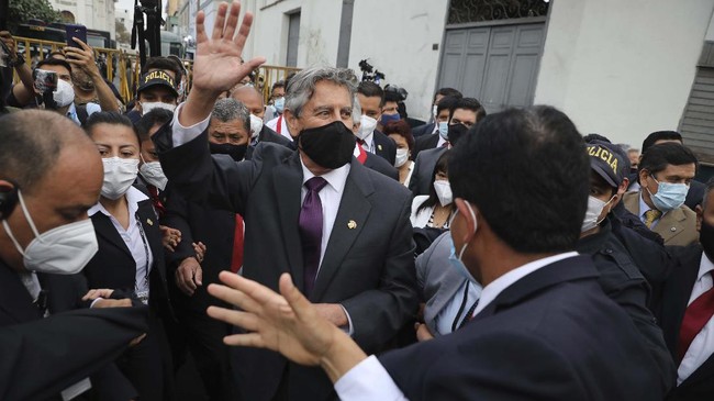 Menlu Peru Elizabeth Astete mundur usai skandal vaksinasi virus corona diam-diam oleh presiden hingga sejumlah pejabat negara terungkap.