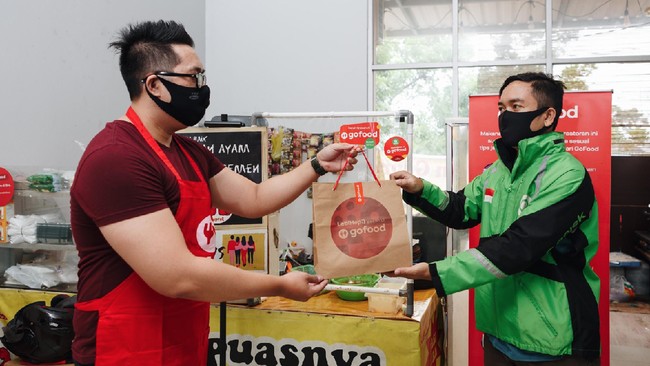 Pandemi membuat tak sedikit orang memutuskan untuk berwiraswasta. Aplikasi Gojek mendukung digitalisasi UMKM melalui ekosistemnya yang lengkap.