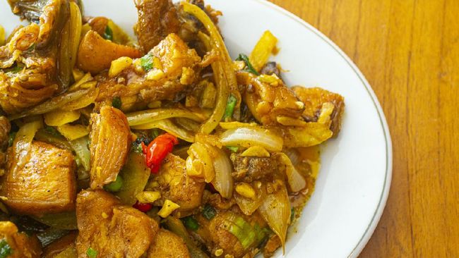 Ayam goreng mentega merupakan salah satu menu yang digemari banyak orang. Resep ayam goreng mentega, bahan, dan cara membuatnya relatif mudah.