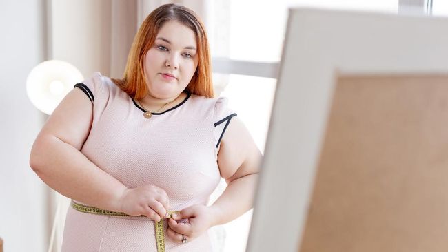 Sudah diet ketat dan olahraga namun berat badan tak kunjung turun, bisa jadi salah satu faktor ini penyebabnya. Berikut 11 penyebab berat badan susah turun.
