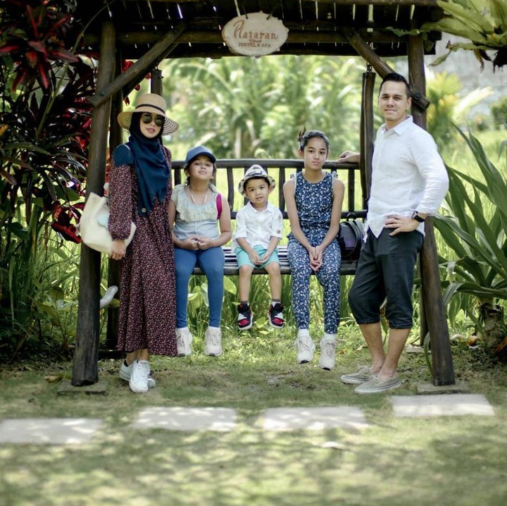 <p>Apabila ditelusuri dari foto-fotonya di media sosial, keluarga Rionaldo Stokhorst sangat menyukai wisata alam. (Foto: Instagram @rio.stokhorst)</p>