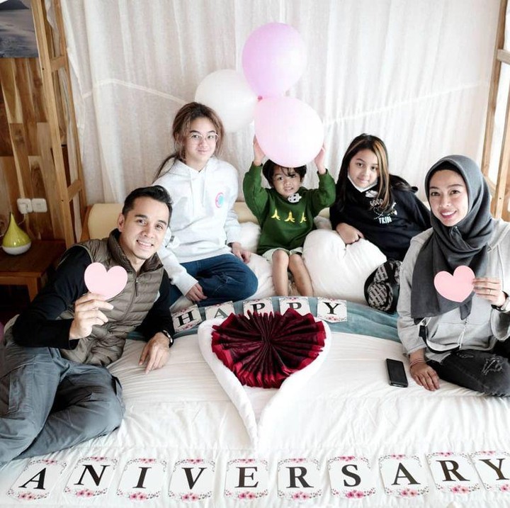<p>Throwback saat anniversary ke-13 pada akhir Oktober lalu. Kita doakan semoga keluarganya selalu harmonis ya, Bunda. (Foto: Instagram @rio.stokhorst)</p>