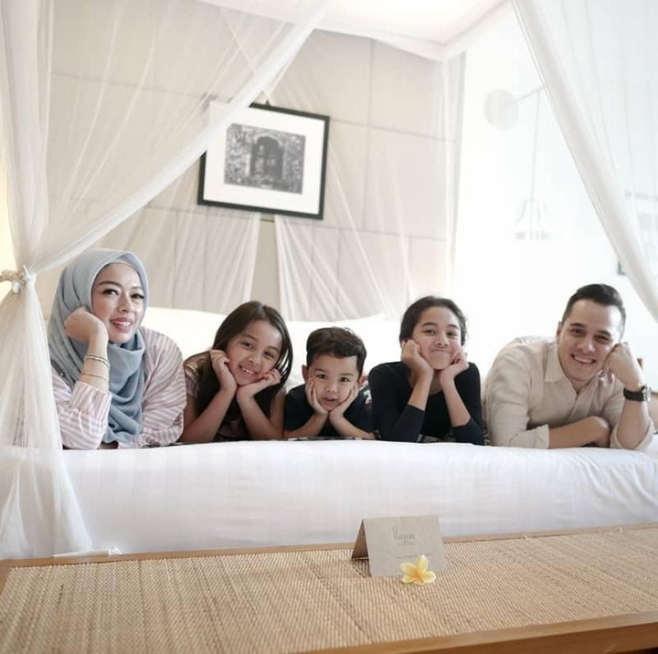 <p>Aktor berdarah Sunda Belanda ini adalah sosok family man. Foto-fotonya di media sosial didominasi foto keluarga. (Foto: Instagram @rio.stokhorst)</p>
