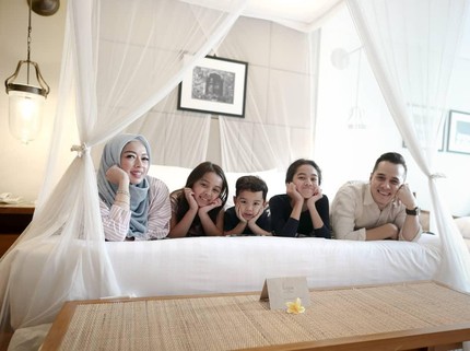 13 Tahun Menikah, Intip 7 Potret Bahagia Keluarga Rionaldo Stokhorst