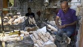 FOTO: Warisan Kerajinan Pipa Shisha Tradisional di Irak Kota Karbala, Irak tidak hanya dikenal sebagai situs ziarah religi, tapi juga dengan kerajinan pipa kayu tradisional yang kerap digunakan untuk shisha.