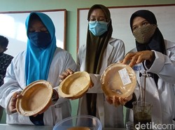 Keren! Siswa MAN 2 Kudus Ciptakan Pengganti Styrofoam Berbahan Serbuk Bambu