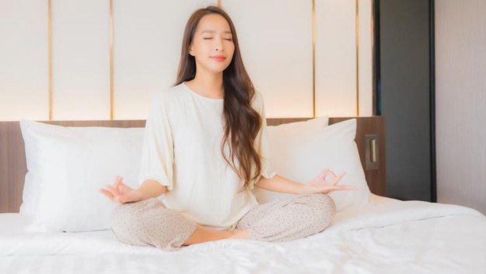 Melakukan teknik relaksasi 10-15 menit sebelum tidur akan membantu tidur jadi lebih berkualitas.