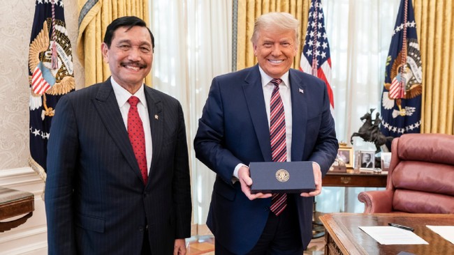 Luhut Temui Donald Trump di Gedung Putih Menko Kemaritiman dan Investasi Luhut Binsar Panjaitan menemui Presiden AS Donald Trump untuk mengucapkan terima kasih Jokowi atas kerja sama antara AS-RI.
